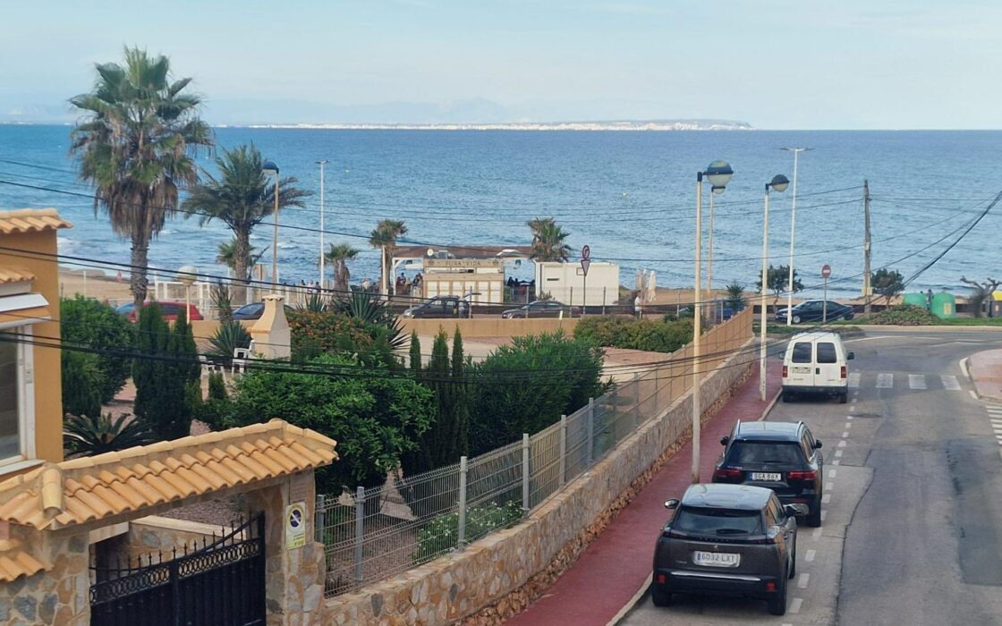 Бунгало в Торревьехе с террасой и видом на море