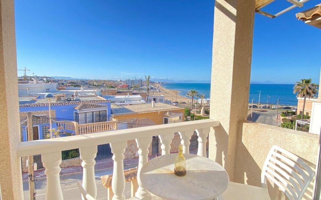 Бунгало в Торревьехе с террасой и видом на море