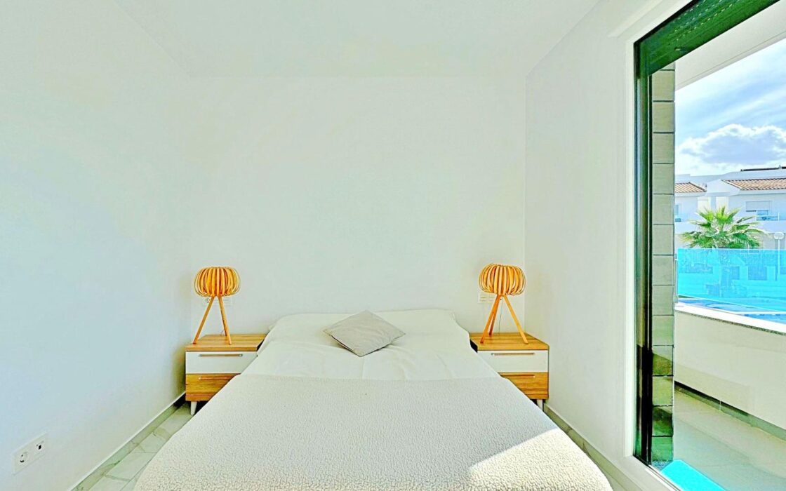 Бунгало 113 кв.м с террасой в Торревьехе у моря