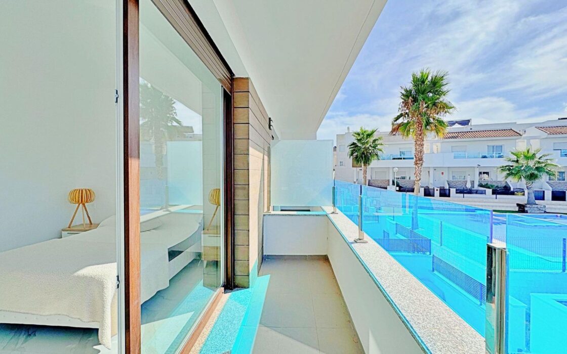 Бунгало 113 кв.м с террасой в Торревьехе у моря