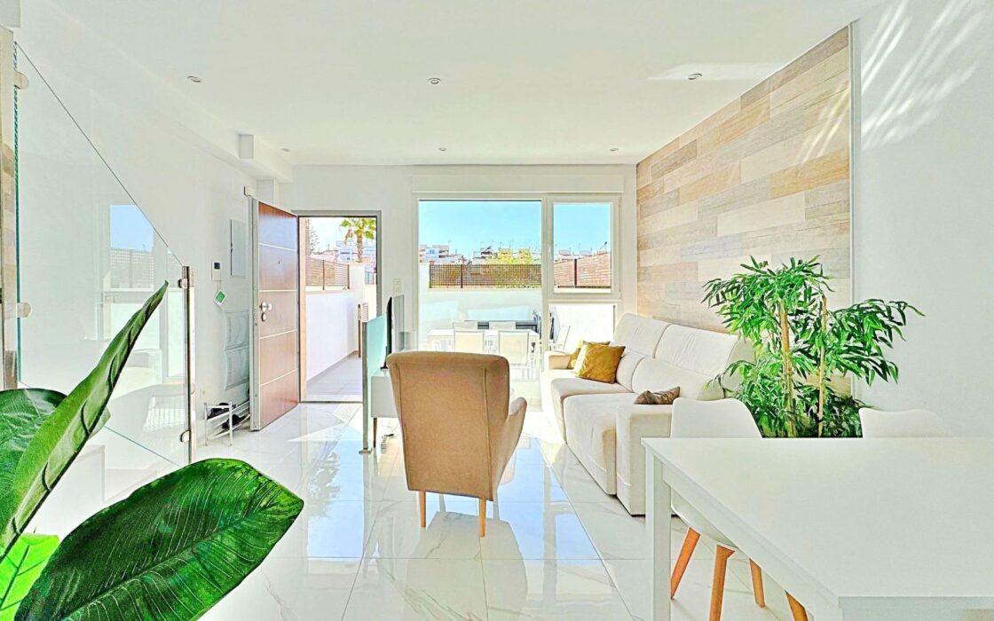 Бунгало 113 кв.м с террасой в Торревьехе у моря