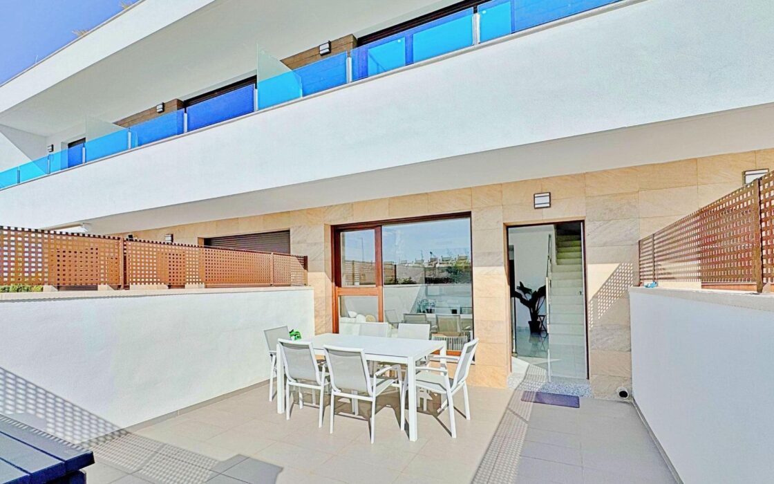 Бунгало 113 кв.м с террасой в Торревьехе у моря