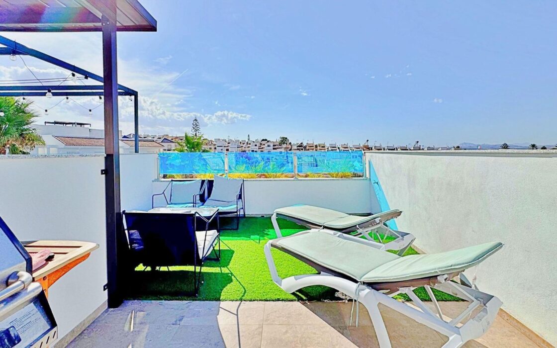 Бунгало 113 кв.м с террасой в Торревьехе у моря