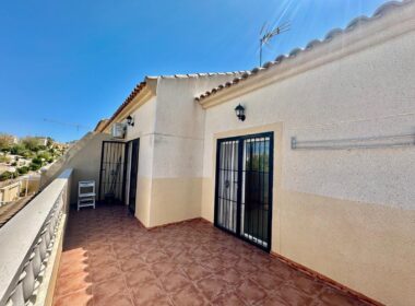 Бунгало на верхнем этаже в Орихуэла Коста у моря 68 кв.м