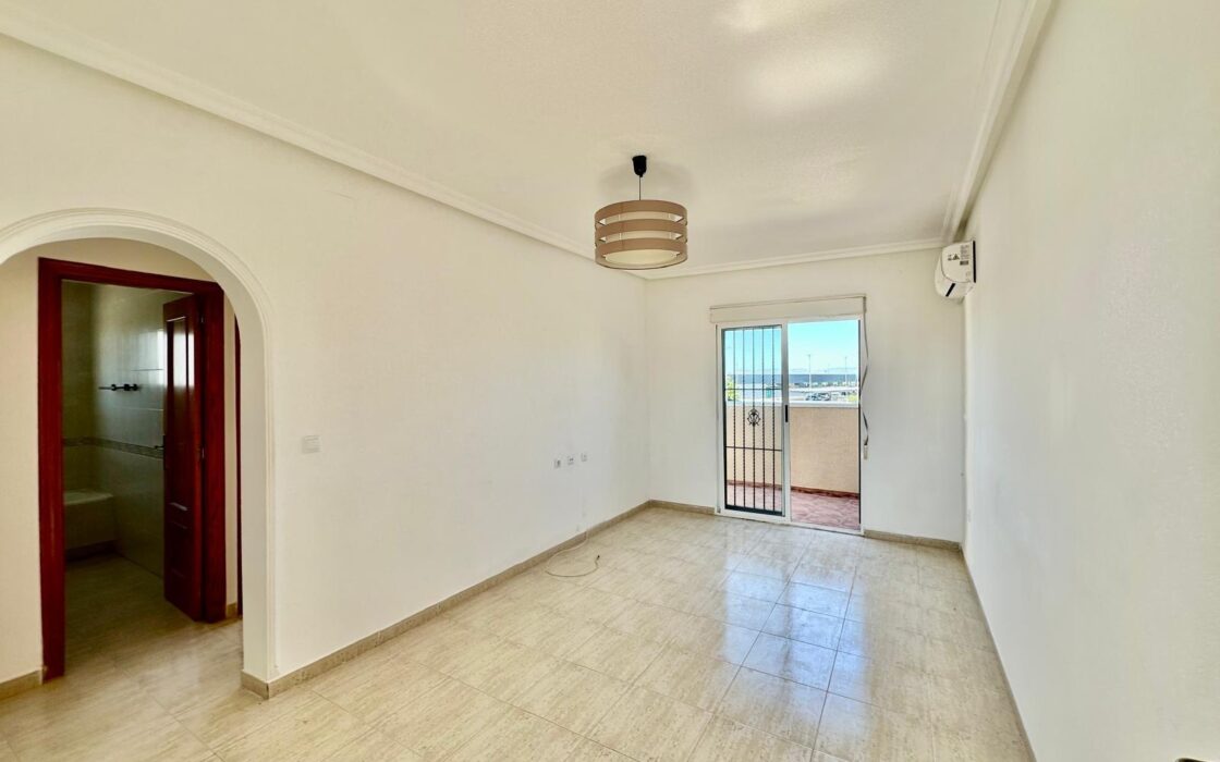 Бунгало на верхнем этаже в Орихуэла Коста у моря 68 кв.м