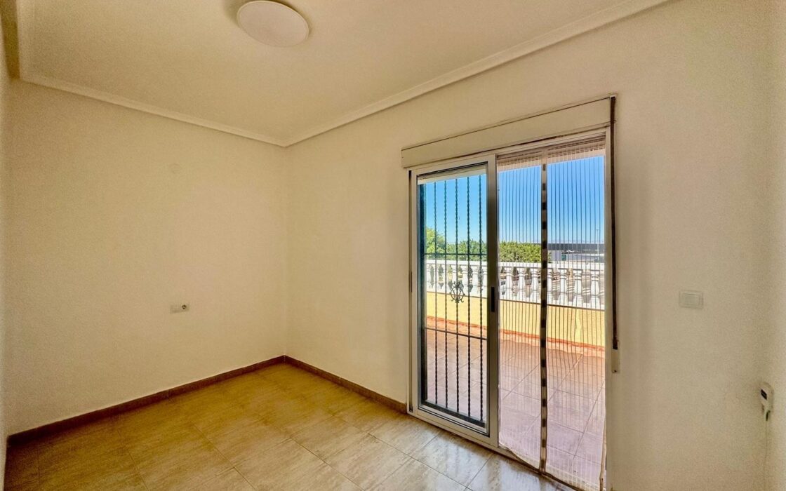 Бунгало на верхнем этаже в Орихуэла Коста у моря 68 кв.м