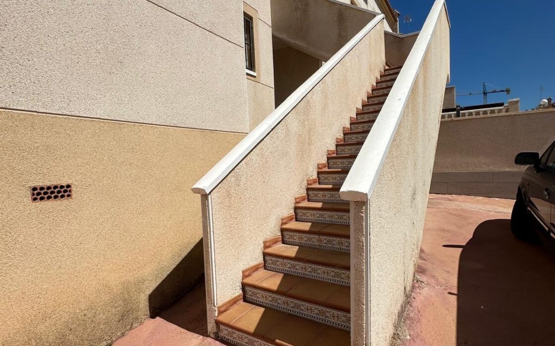 Бунгало на верхнем этаже в Орихуэла Коста у моря 68 кв.м