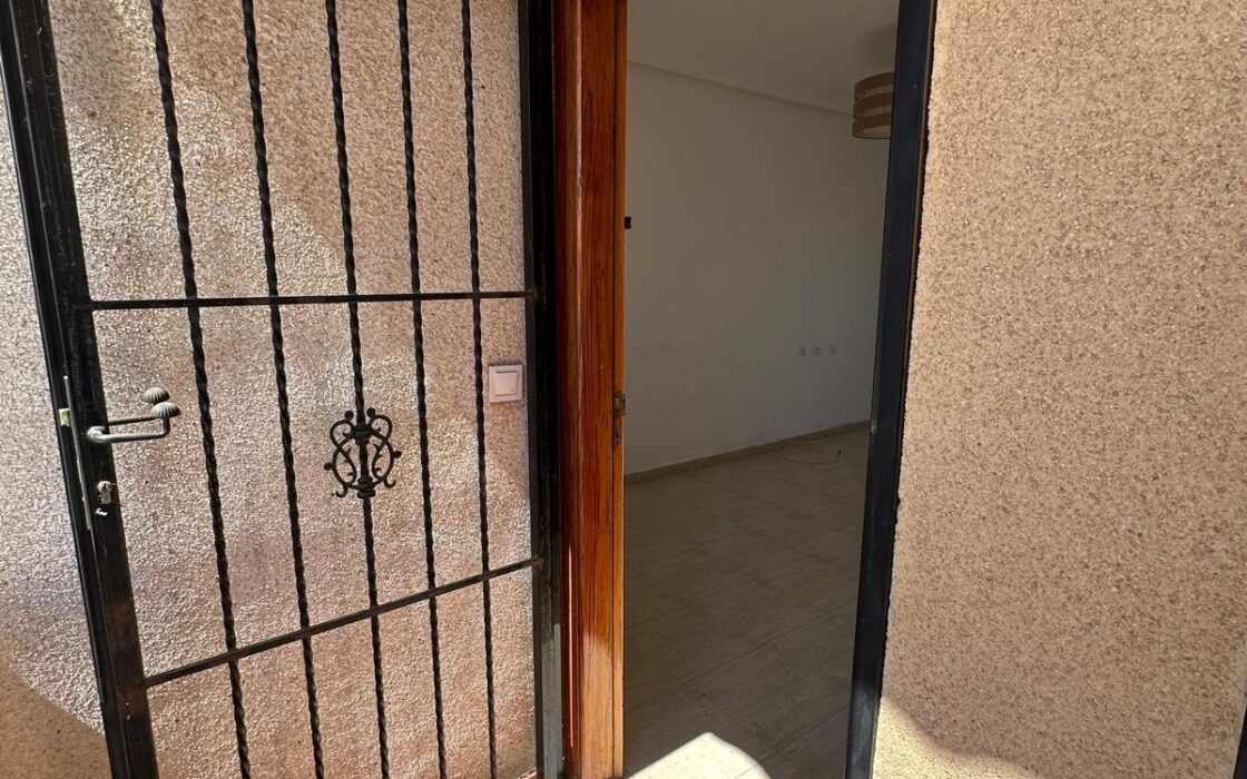 Бунгало на верхнем этаже в Орихуэла Коста у моря 68 кв.м