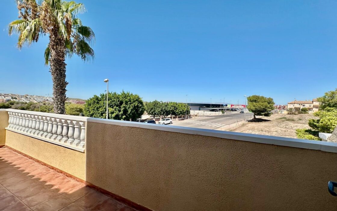 Бунгало на верхнем этаже в Орихуэла Коста у моря 68 кв.м