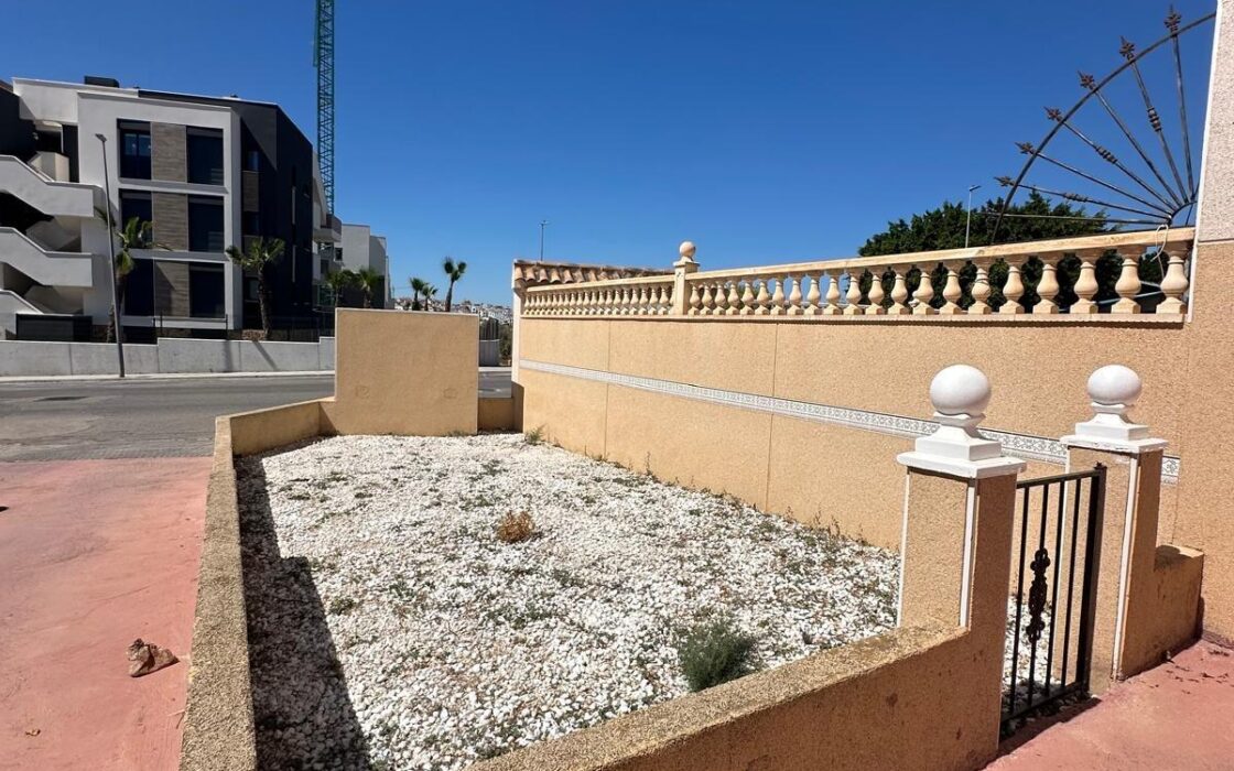 Бунгало на верхнем этаже в Орихуэла Коста у моря 68 кв.м