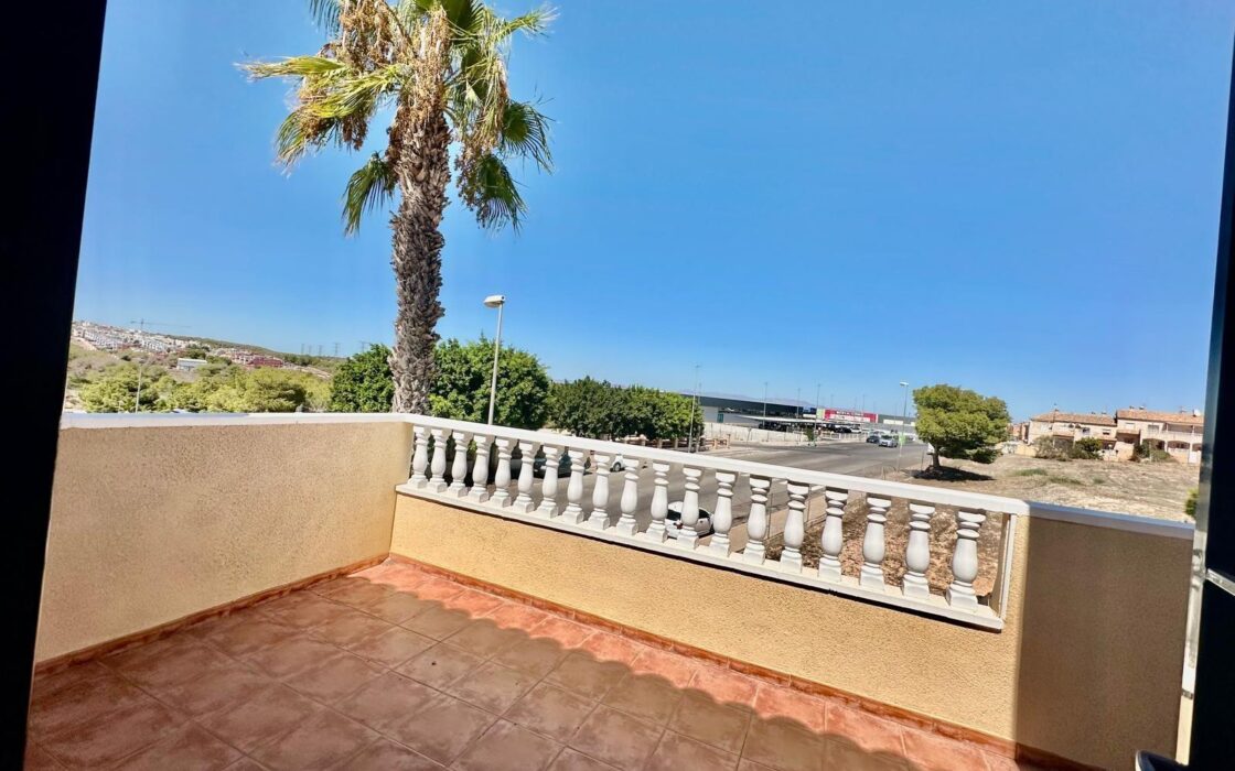 Бунгало на верхнем этаже в Орихуэла Коста у моря 68 кв.м