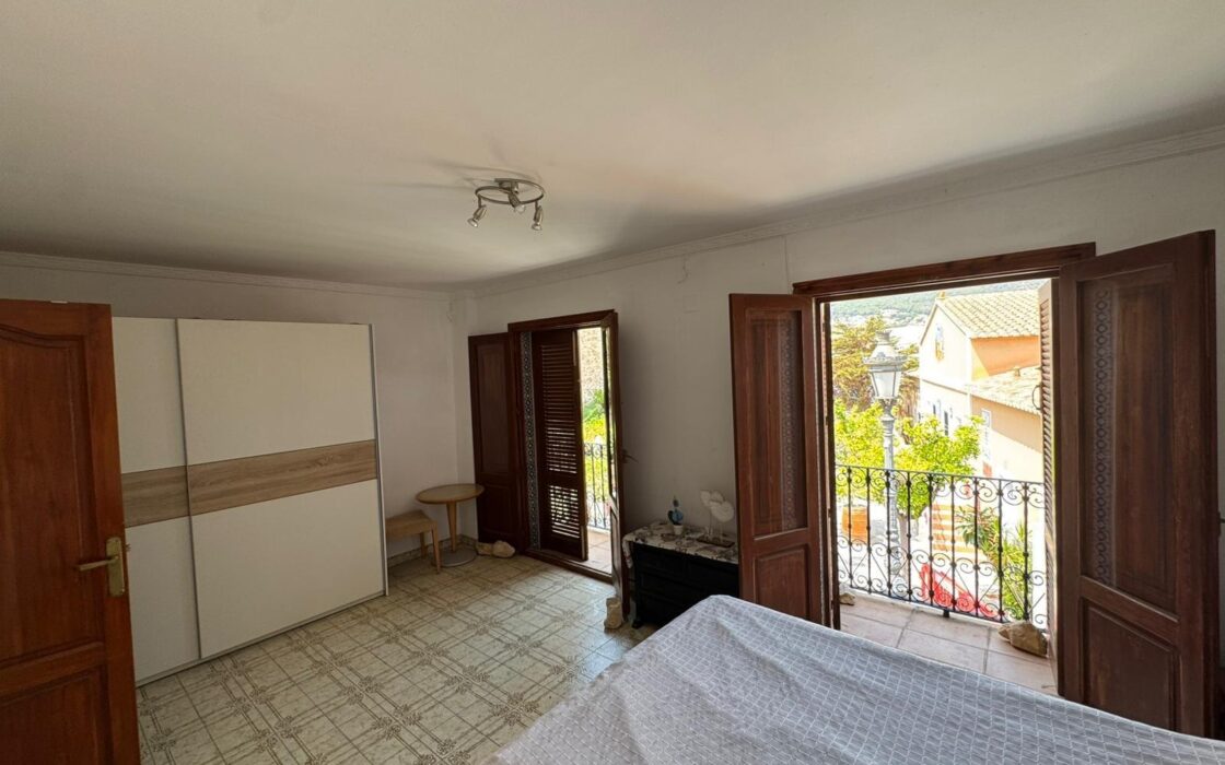 Бунгало 258 кв.м в историческом центре Кальпы с террасами