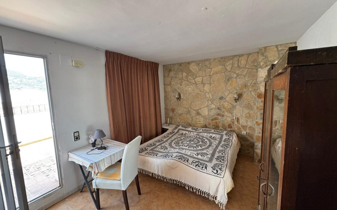 Бунгало 258 кв.м в историческом центре Кальпы с террасами