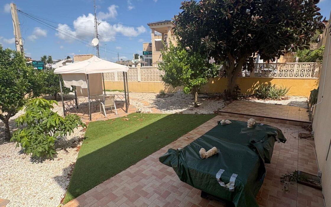 Бунгало в San Miguel de Salinas с бассейном 45 кв.м