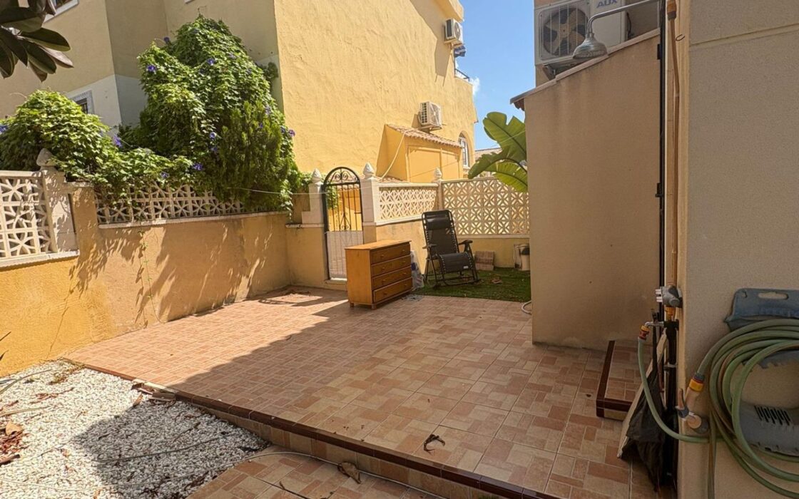 Бунгало в San Miguel de Salinas с бассейном 45 кв.м