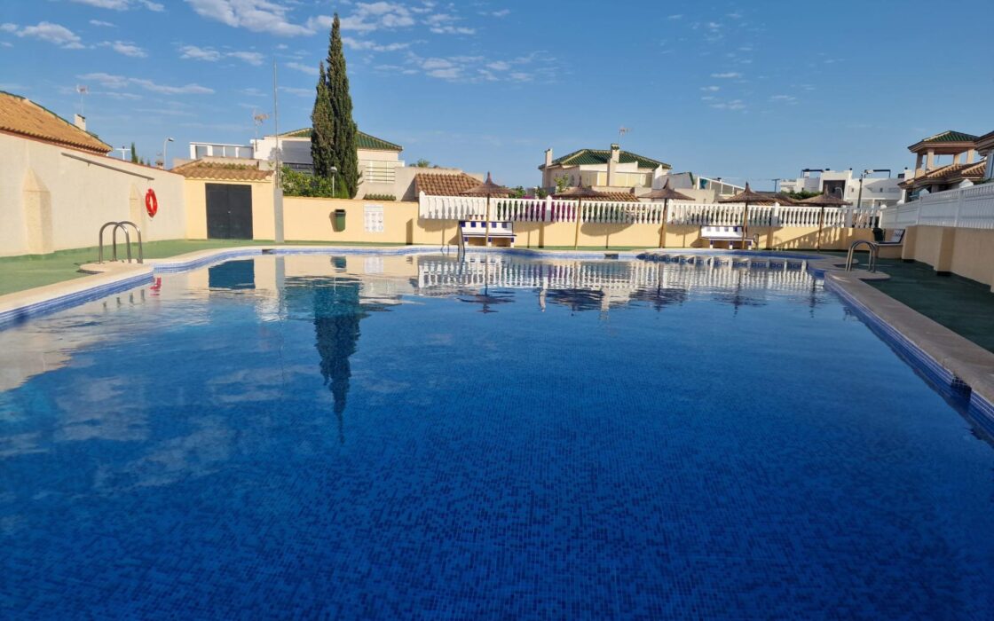 Бунгало 53 кв.м в Торревьехе с террасой у моря