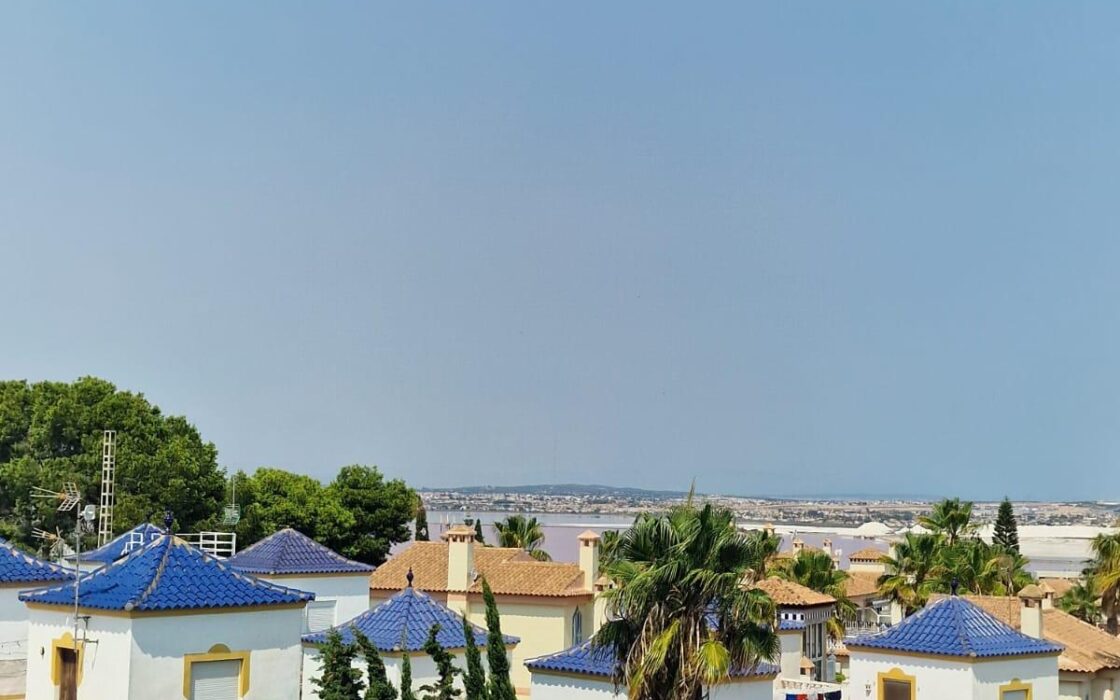 Бунгало 53 кв.м в Торревьехе с террасой у моря