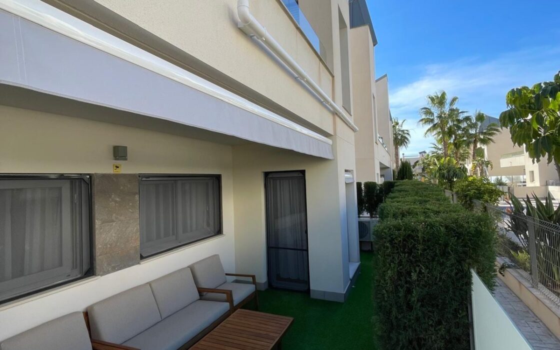 Стильне бунгало з терасою в Торрев’єсі 73 кв.м біля моря