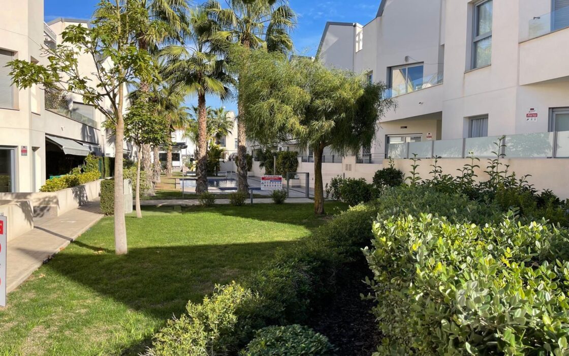 Стильне бунгало з терасою в Торрев’єсі 73 кв.м біля моря