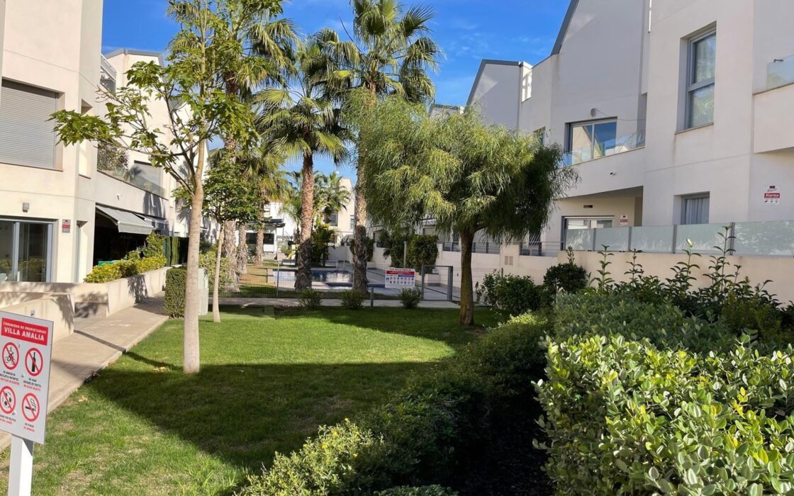 Стильне бунгало з терасою в Торрев’єсі 73 кв.м біля моря