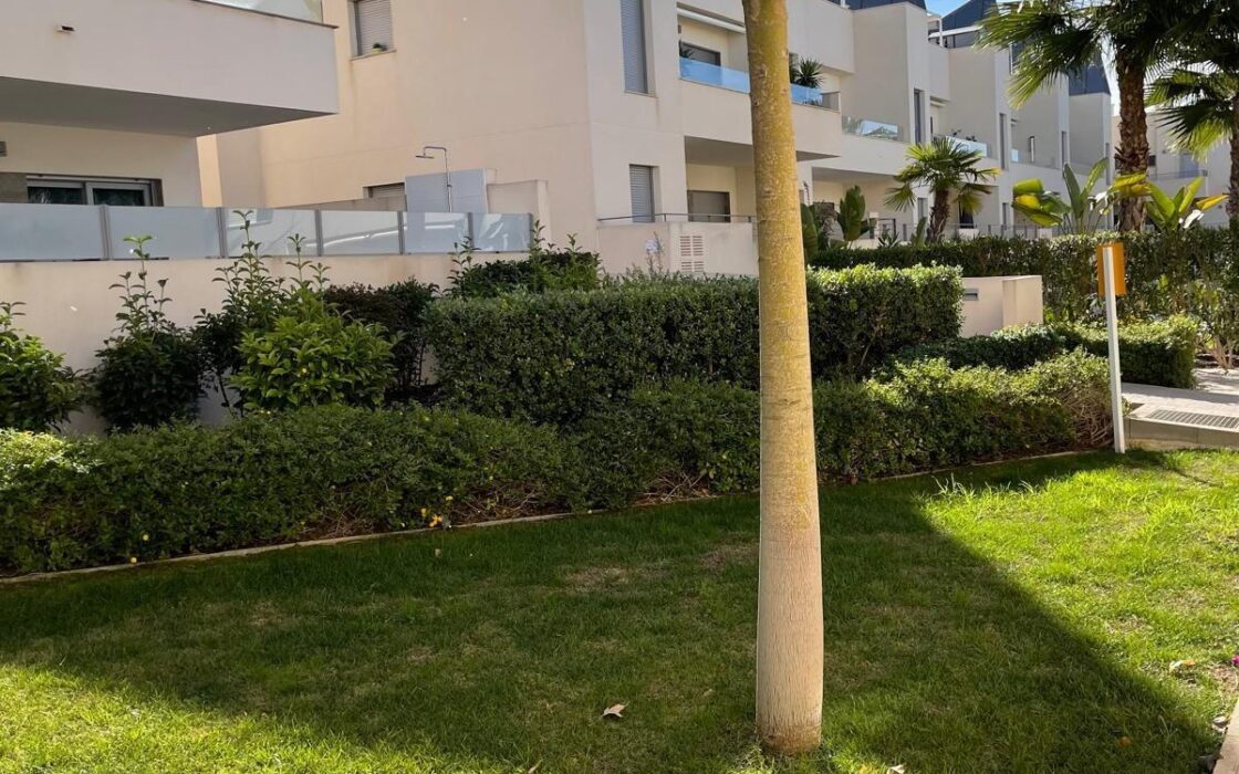 Стильне бунгало з терасою в Торрев’єсі 73 кв.м біля моря