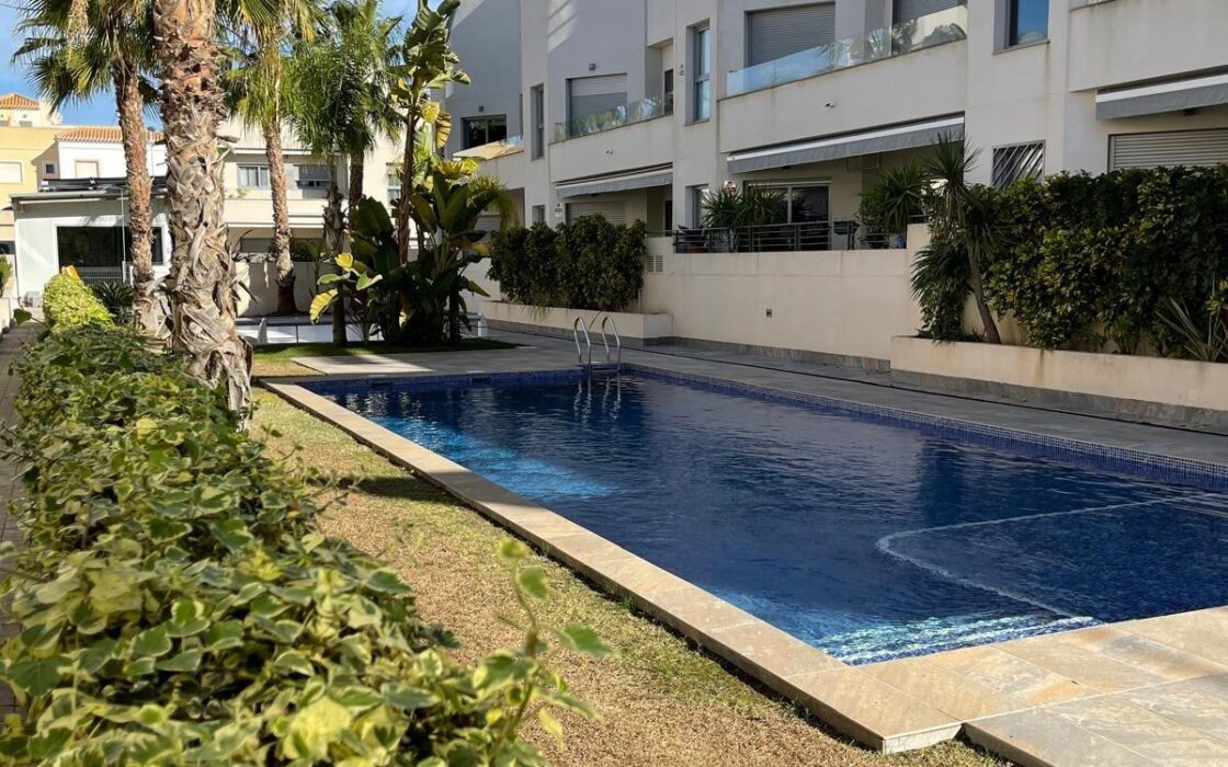 Стильне бунгало з терасою в Торрев’єсі 73 кв.м біля моря