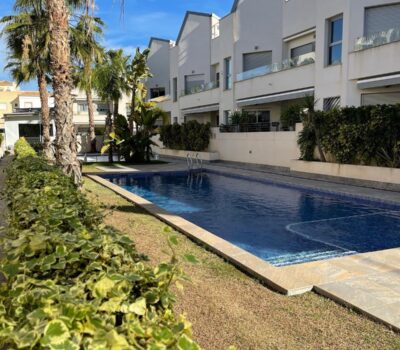 Стильне бунгало з терасою в Торрев’єсі 73 кв.м біля моря