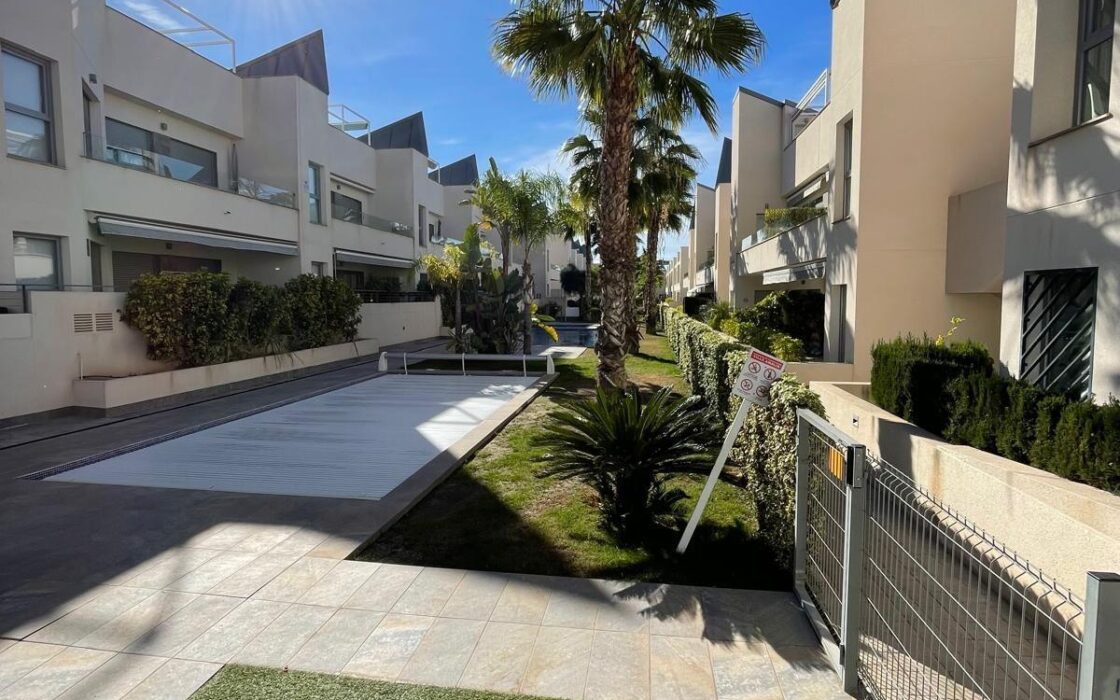 Стильне бунгало з терасою в Торрев’єсі 73 кв.м біля моря