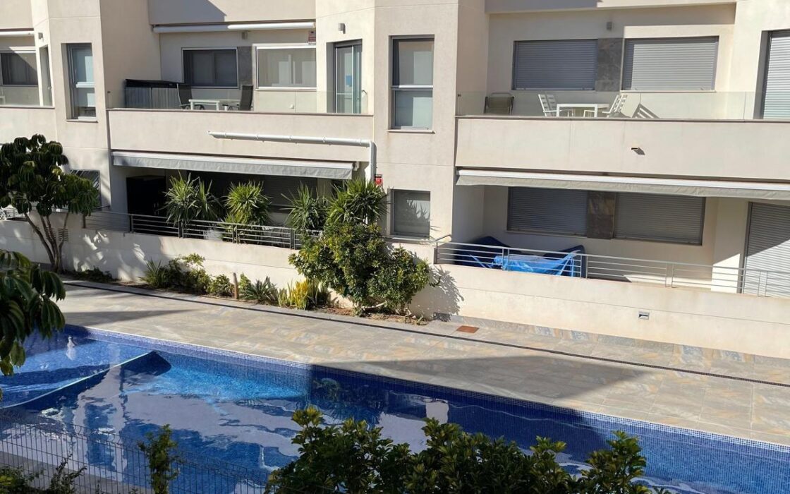 Стильне бунгало з терасою в Торрев’єсі 73 кв.м біля моря