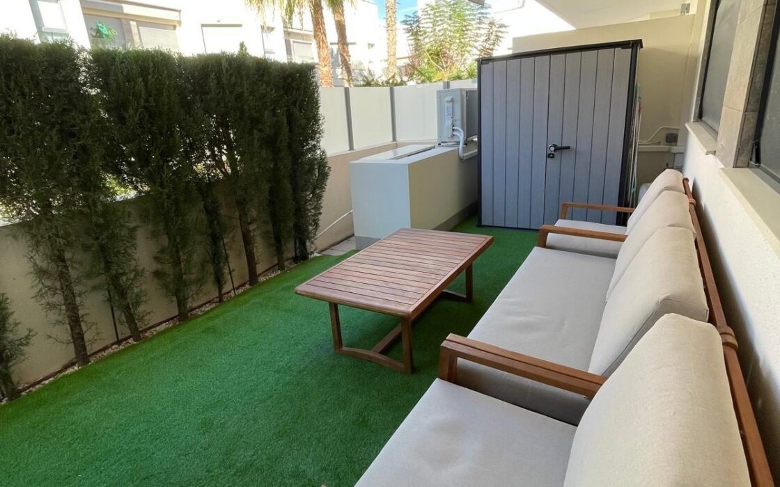 Стильне бунгало з терасою в Торрев’єсі 73 кв.м біля моря