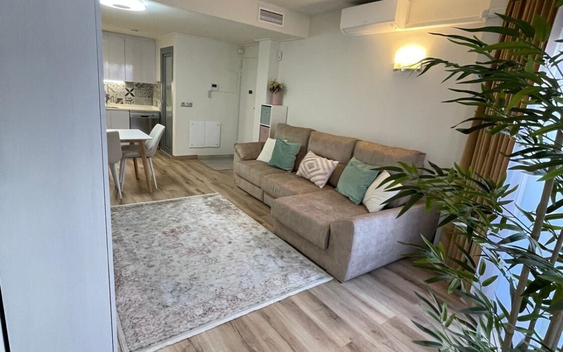 Стильне бунгало з терасою в Торрев’єсі 73 кв.м біля моря