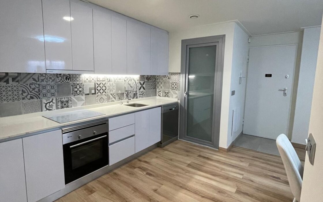 Стильне бунгало з терасою в Торрев’єсі 73 кв.м біля моря