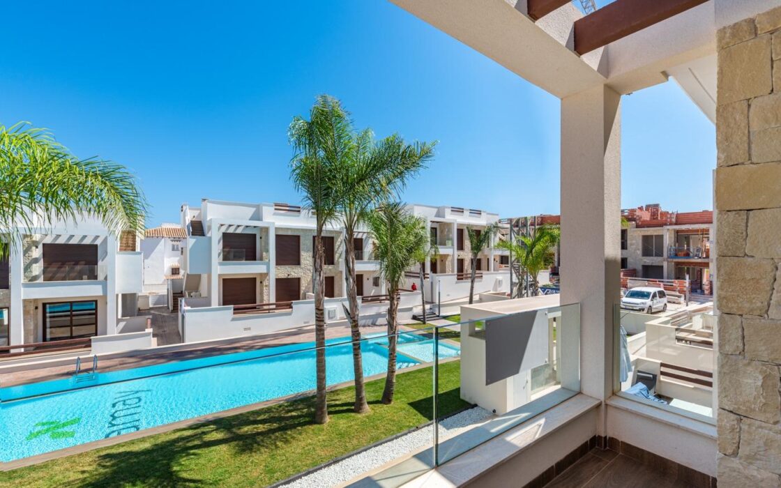 Бунгало в Торревьехе 63 кв.м с террасой у моря