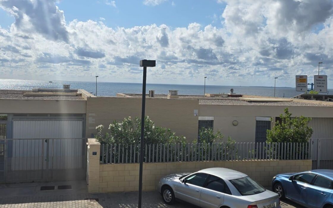 Бунгало в Аликанті біля моря з терасою 135 кв.м