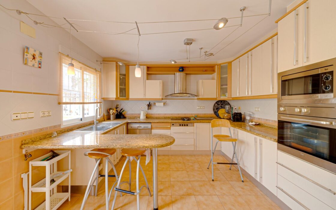 Кутовий будинок в Лос-Альтос з видом на море 350 кв.м