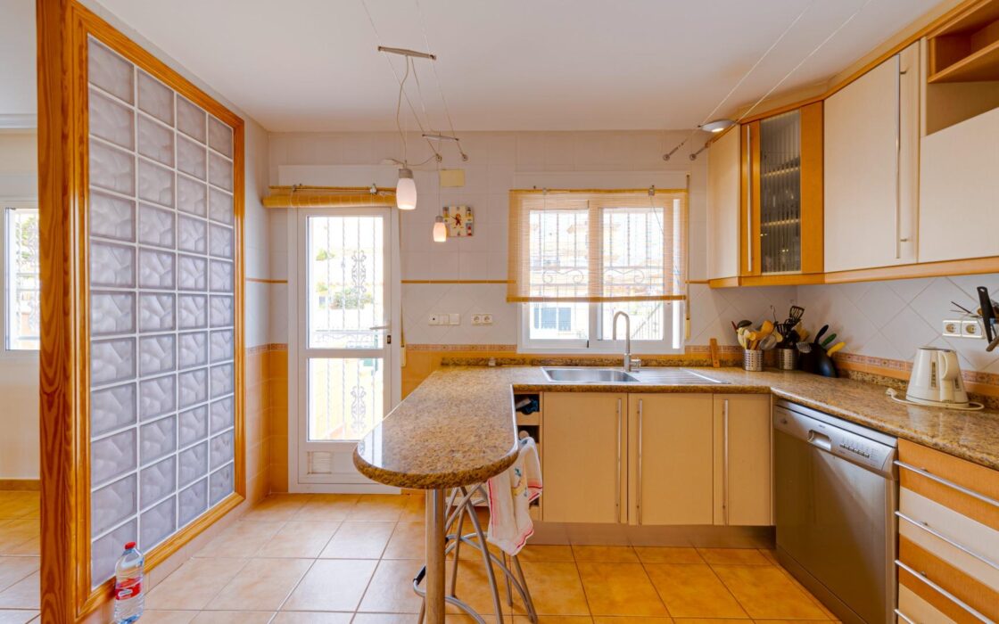 Кутовий будинок в Лос-Альтос з видом на море 350 кв.м