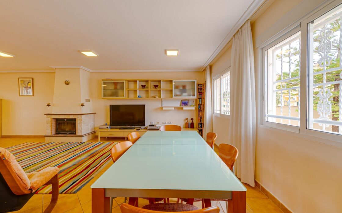 Кутовий будинок в Лос-Альтос з видом на море 350 кв.м