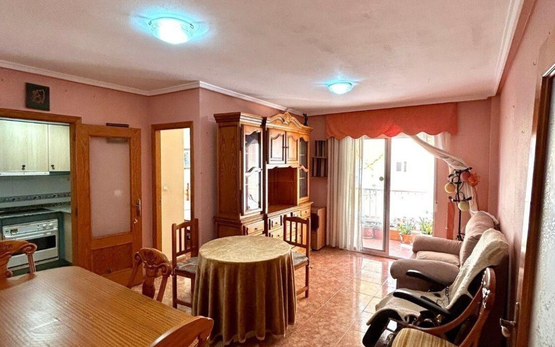 Апартамент в Торревьехе 68 кв.м с террасой у моря