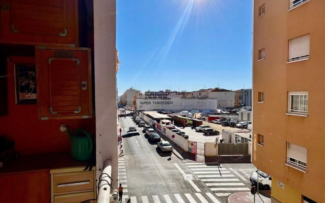 Апартамент в Торревьехе 68 кв.м с террасой у моря