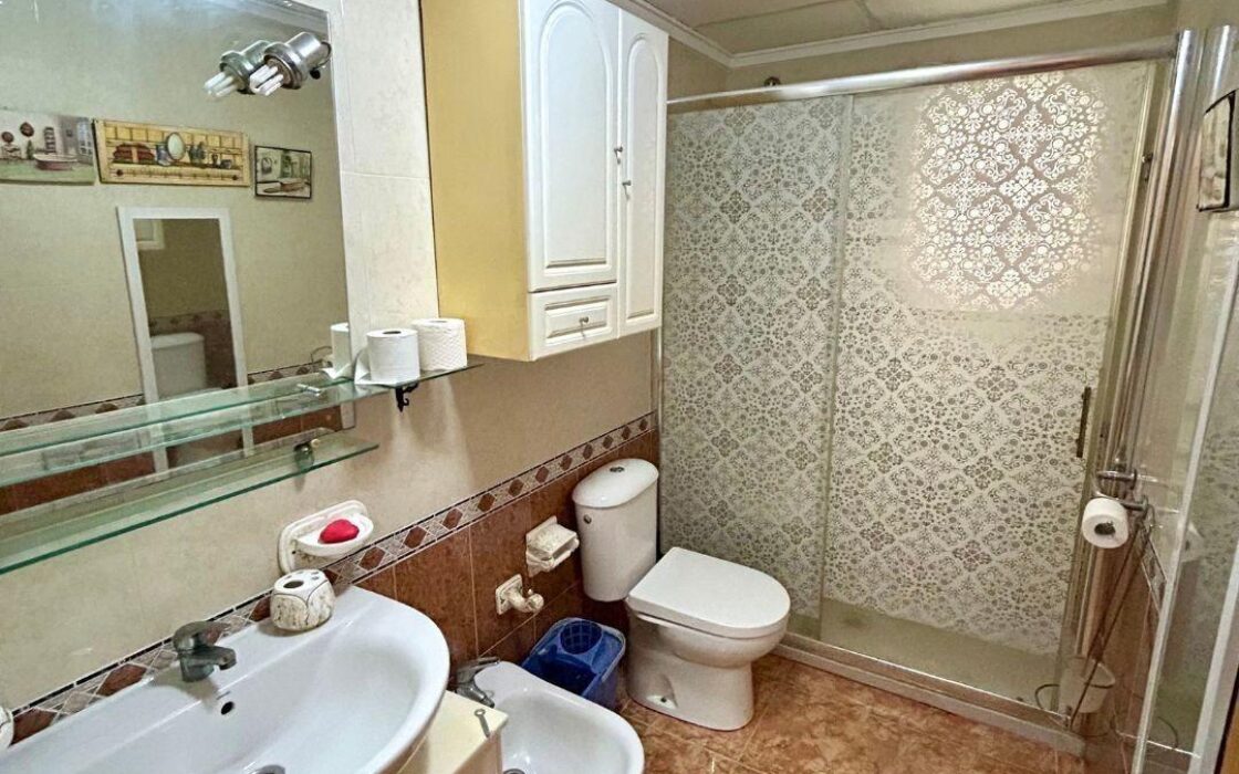 Апартамент в Торревьехе 68 кв.м с террасой у моря