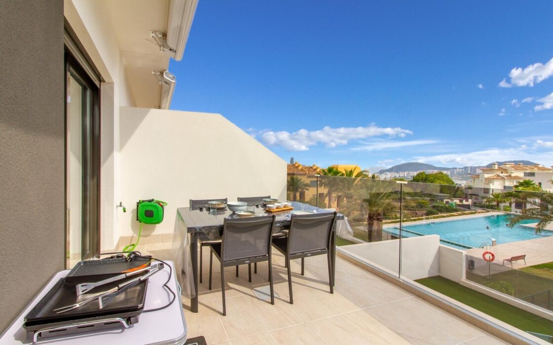 Нова квартира біля моря у Фінестраті з терасою та басейном