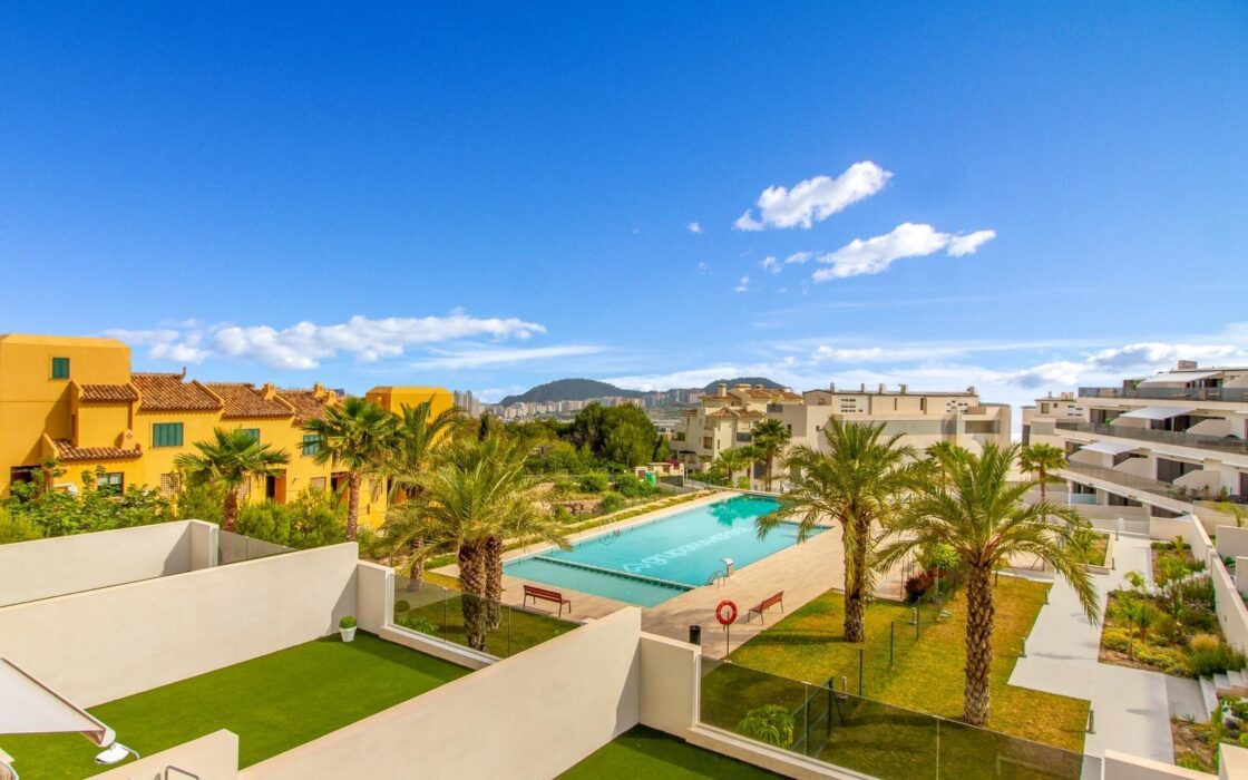 Нова квартира біля моря у Фінестраті з терасою та басейном