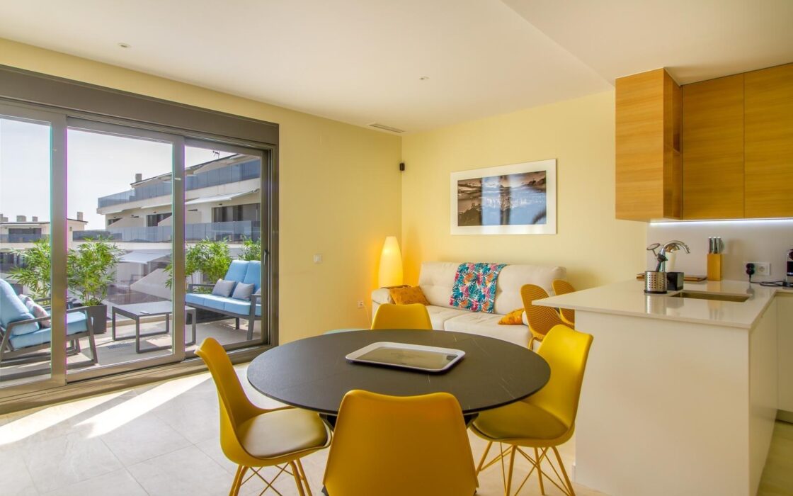 Нова квартира біля моря у Фінестраті з терасою та басейном