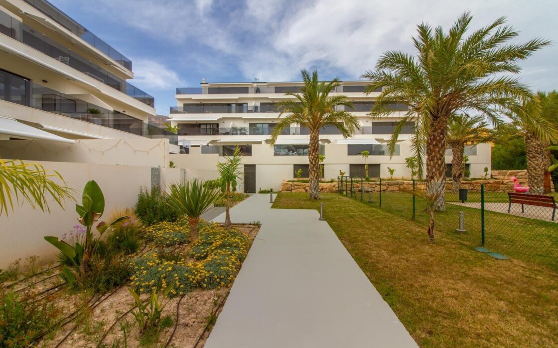 Нова квартира біля моря у Фінестраті з терасою та басейном