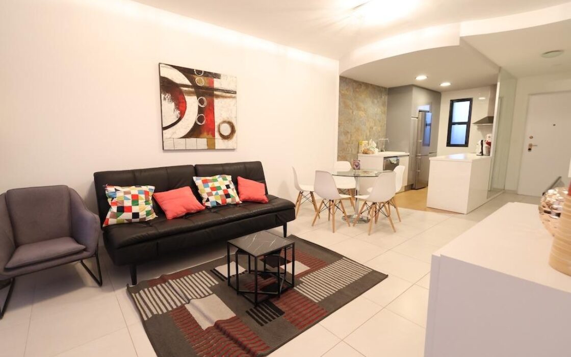 Трикімнатні апартаменти в Ориуэла Коста з терасою біля моря