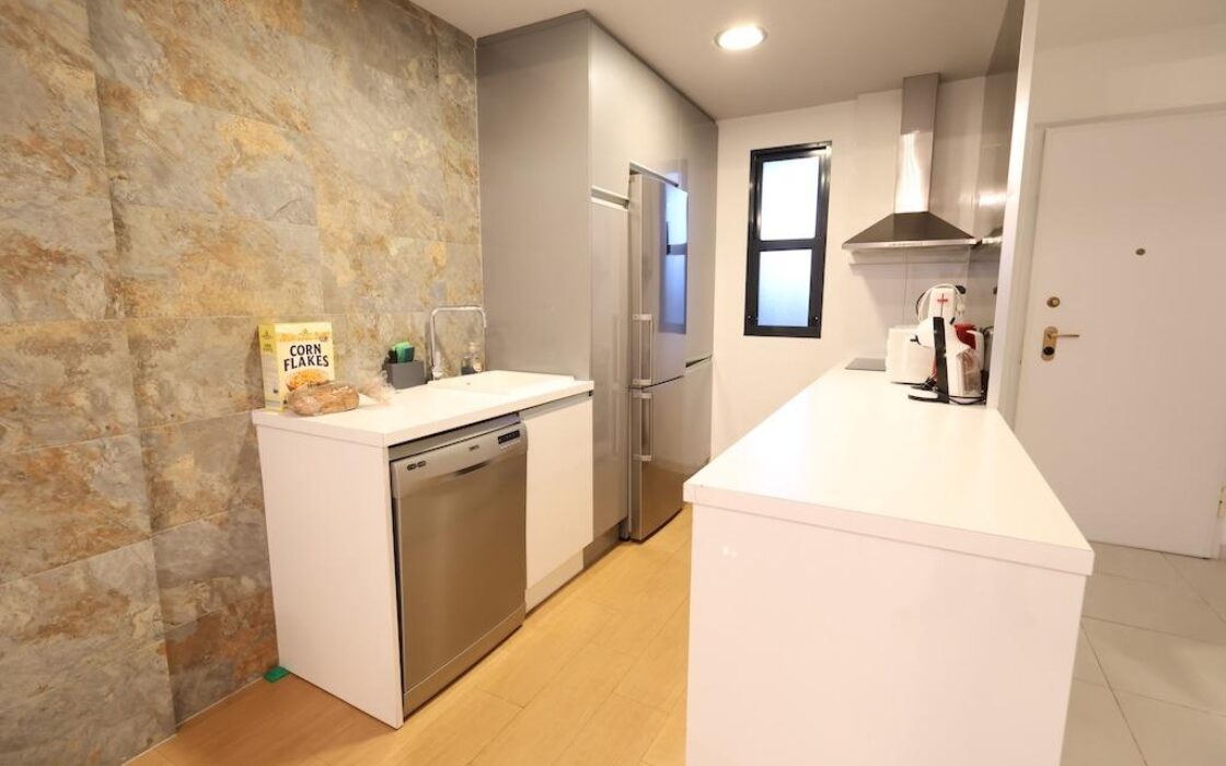 Трикімнатні апартаменти в Ориуэла Коста з терасою біля моря