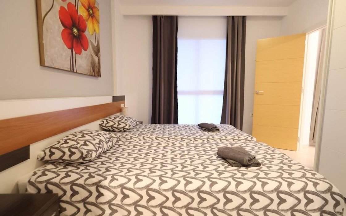 Трикімнатні апартаменти в Ориуэла Коста з терасою біля моря