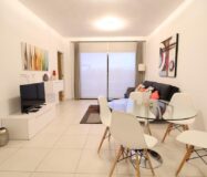 Трикімнатні апартаменти в Ориуэла Коста з терасою біля моря