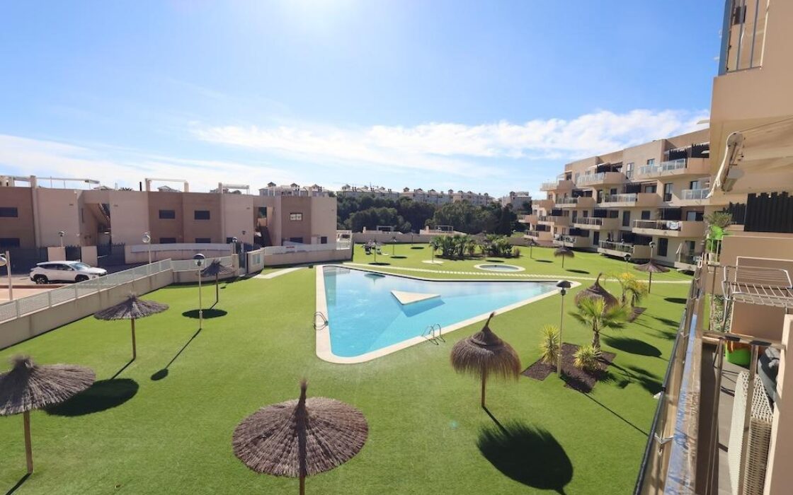 Трикімнатні апартаменти в Ориуэла Коста з терасою біля моря