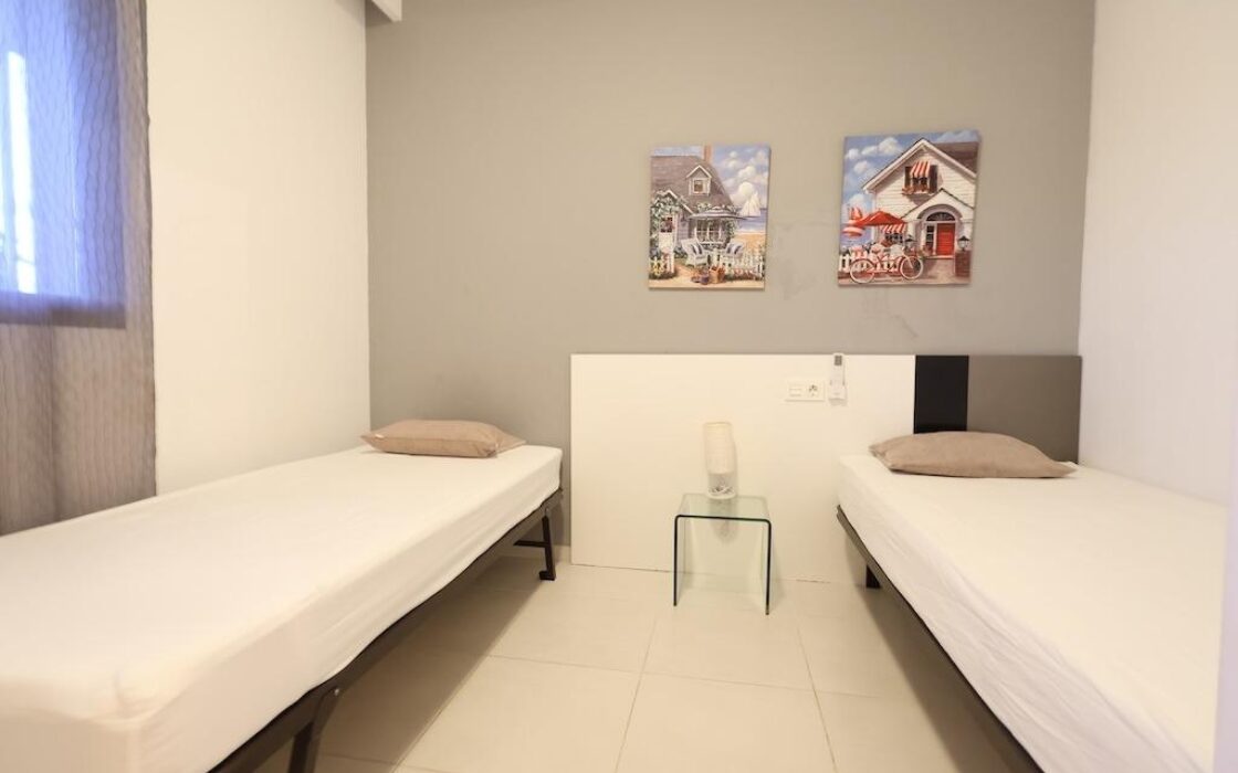 Трикімнатні апартаменти в Ориуэла Коста з терасою біля моря